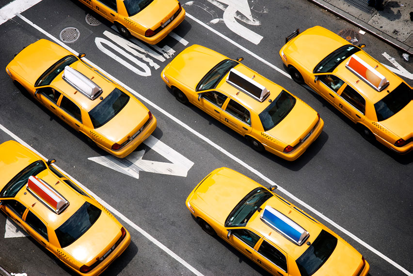 vista aérea de taxis circulando por la calle