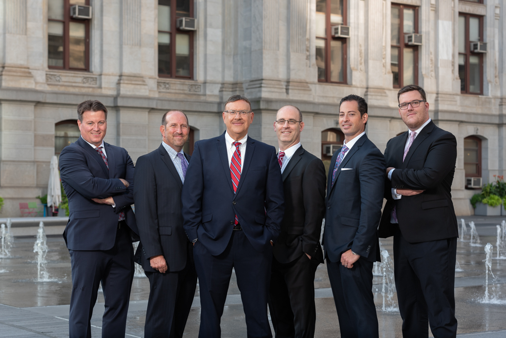 Equipo legal de Spear Greenfield Personal Injury Attorneys frente a la Alcaldía de Filadelfia